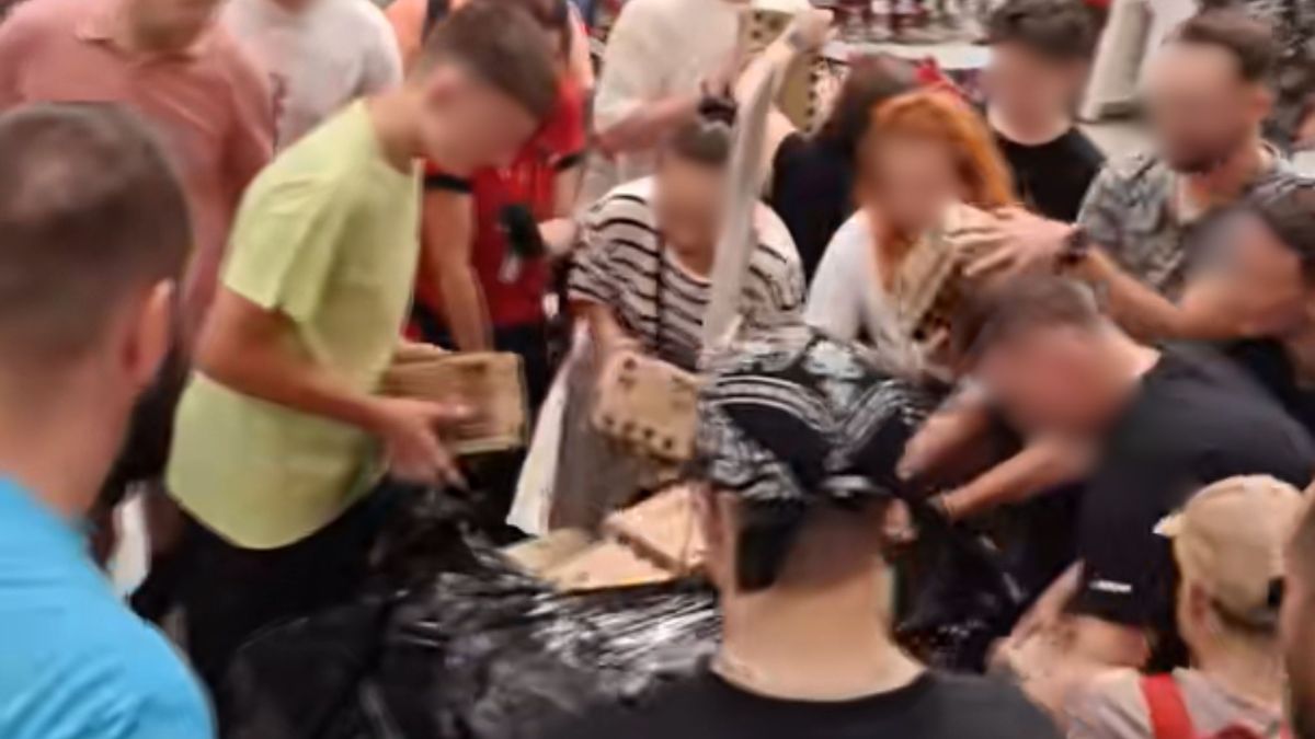 Sceny w warszawskim sklepie Auchan.