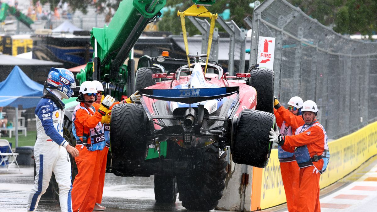 Getty Images / Clive Rose / Na zdjęciu: Charles Leclerc po rozbiciu bolidu