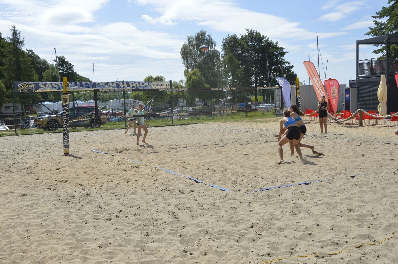 13 par wzięło udział w pierwszym turnieju Wakacyjnej Ligi Siatkówki Plażowej.