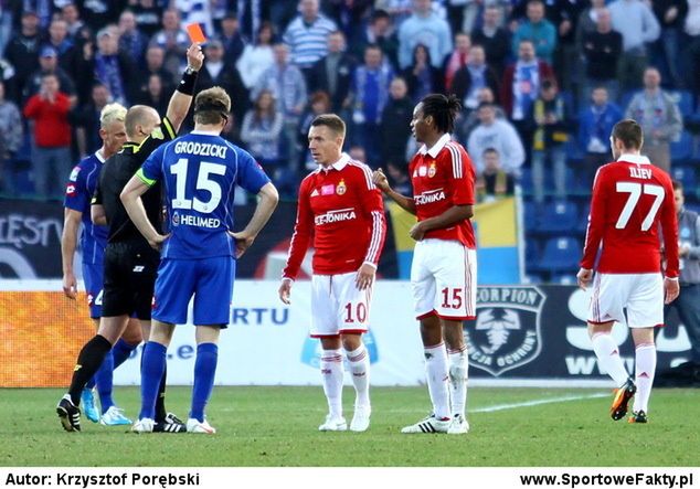 Łukasz Garguła (nr 10) miał pretensje do Pawła Gila o podyktowanie rzutu karnego dla gospodarzy