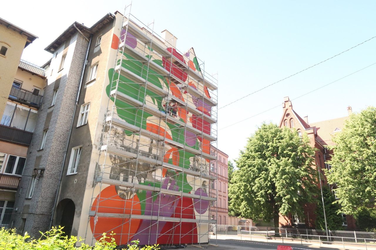 Dawna reklama Diora Unitra znika z Wałbrzycha. W jej miejscu już jutro będzie nowy mural. Jego wzór nie wszystkim odpowiada