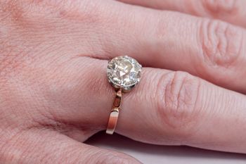 Brylanty z gruzowiska trafią pod młotek. Fiskus wycenił je na prawie 104 tys. zł