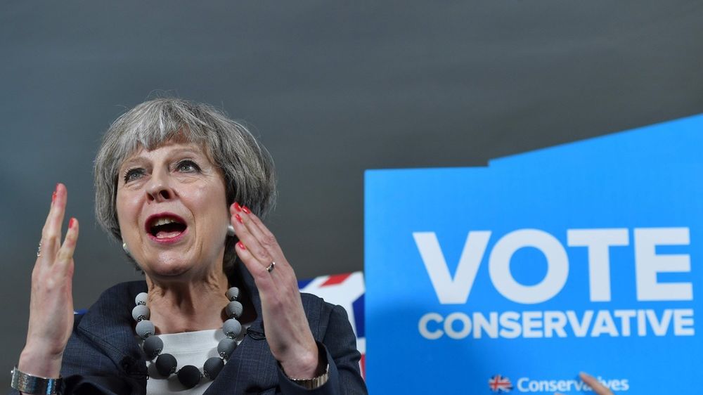 Premier Theresa May pod ostrzałem krytyków.