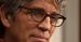 Eric Roberts z prawnikami w garniturach