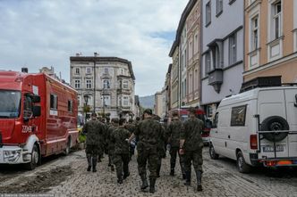 Korki i "turystyka powodziowa" w Lądku-Zdroju. Jest kontrola wjeżdżających