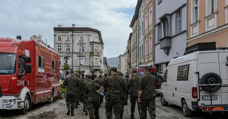 Korki i "turystyka powodziowa" w Lądku-Zdroju. Jest kontrola wjeżdżających