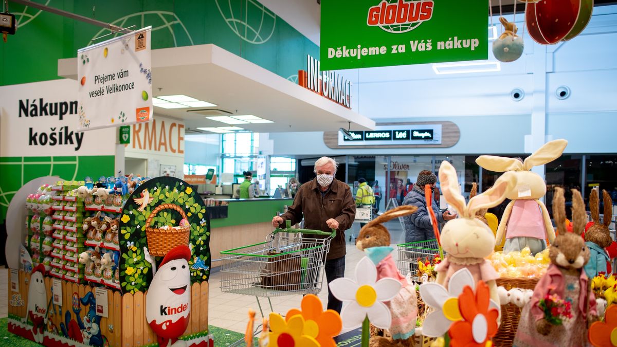 OSTRAVA, CZECH REPUBLIC - MARCH 23: Elderly people do shopping with protective masks at a supermarket store in Ostrava, Czech Republic on March 23, 2020. Czech government decided that only people older than 65 years are allowed to go grocery stores and pharmacies between 7-9 a.m. due to the spread of the coronavirus (COVID-19) in the Czech Republic. (Photo by Lukas Kabon/Anadolu Agency via Getty Images)