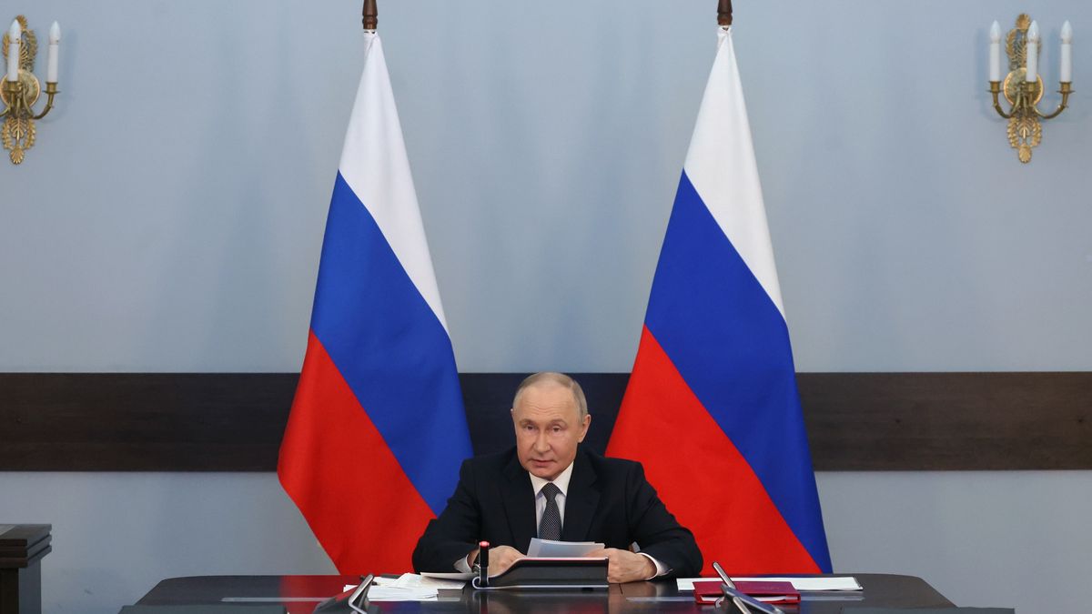 Russian President Vladimir Putin chairs a meeting to discuss development strategy for Russian Navy in the Admiralty building, in St. Petersburg, Russia, 11 April 2025. EPA/ALEXANDER DEMIANCHUK / SPUTNIK / KREMLIN POOL MADATORY CREDIT Dostawca: PAP/EPA.