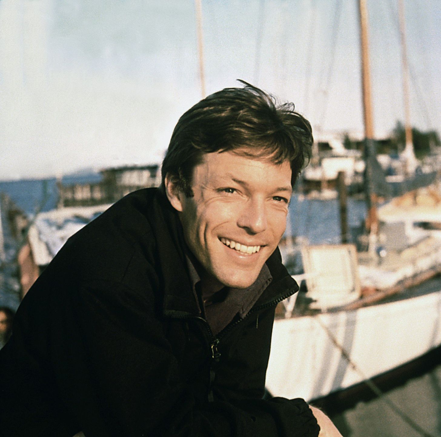 Richard Chamberlain za sprawą roli doktora Kildare&#39;a stał się idolem nastolatków w latach sześćdziesiątych. Potem uchodził za jednego z najbardziej przystojnych aktorów w Stanach Zjednoczonych. Kochało się w nim wiele kobiet, które nie miały pojęcia o wielkim sekrecie aktora. Przez lata był kreowany na amanta, który rozkochiwał w sobie serca kolejnych partnerek z planu.