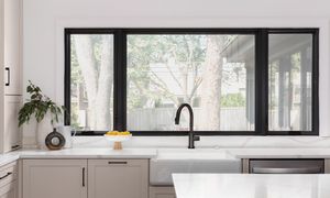 Polacy coraz częściej wybierają czarne ramy. Moda czy praktyczność?