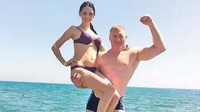 Rumuński fighter MMA stracił dla niej głowę. Czy można mu się dziwić?!
