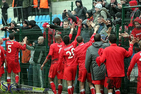 Piłkarze Widzewa Łódź przy sektorze gości na stadionie w Świnoujściu