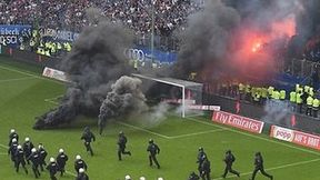 Fani HSV zarzucili boisko świecami dymnymi! Skandal na meczu Bundesligi (galeria)
