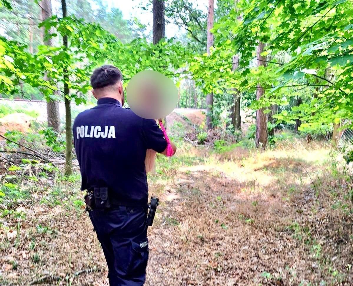 Bolesławiec: Mała dziewczynka oddaliła się z domu. Policjanci odnaleźli ją w pobliżu lasu