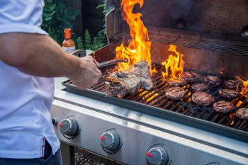Ruszył sezon na grillowanie. Tak przygotujesz ogród do wakacyjnego odpoczynku