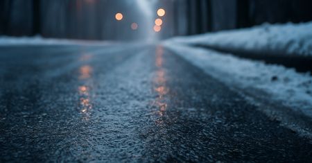 IMGW ostrzega: oblodzenie dróg w piątkowy poranek