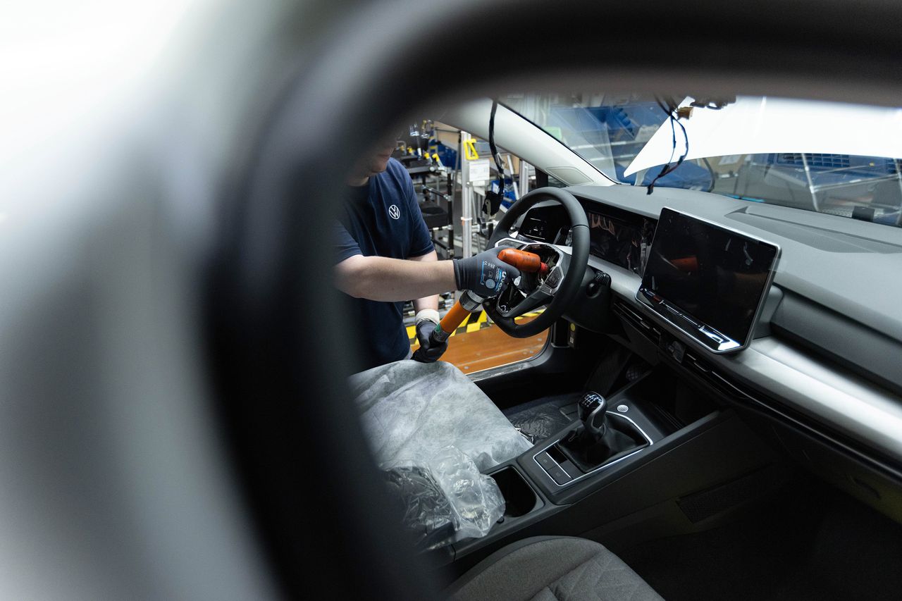 Przemysł w listopadzie złapał zadyszkę. Produkcja spada, ale diabeł tkwi w kalendarzu