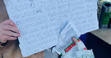 Kobieta stała pod Biedronką. Poseł spojrzał na jej kartkę