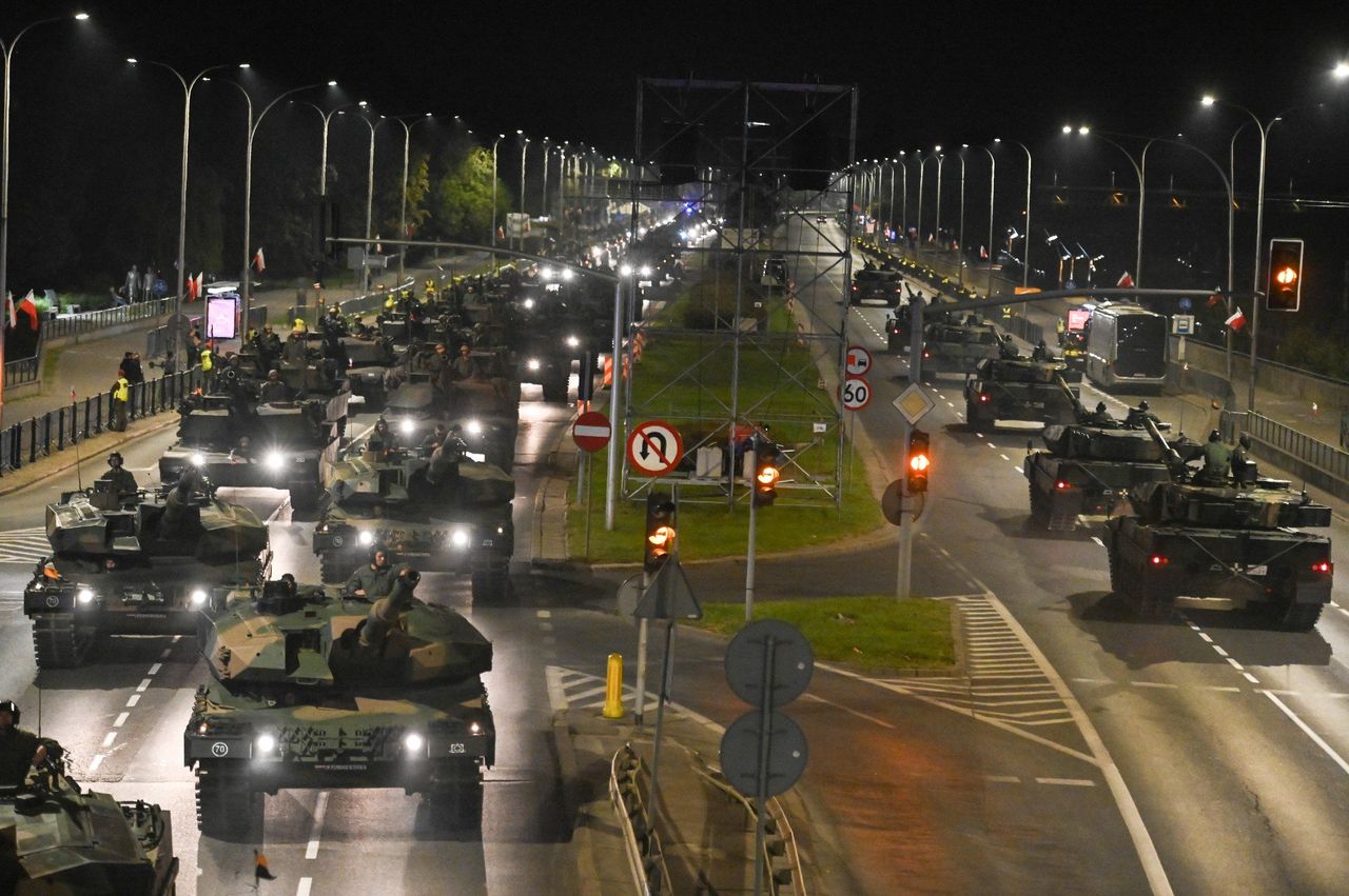 Warszawa: Głośne nocne próby przed wielką wojskową defiladą. Mieszkańcy skarżą się na hałas. MON odpowiada
