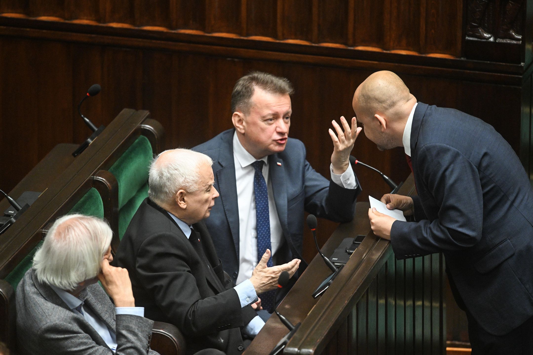 Warszawa, 03.06.2025. Prezes PiS Jarosław Kaczyński (2L) oraz posłowie PiS Mariusz Błaszczak (2L) i Ryszard Terlecki (L) na sali obrad Sejmu w Warszawie, 3 bm. Posłowie zajmą się kilkoma rządowymi projektami deregulacyjnymi, m.in. w obszarze ordynacji podatkowej i aplikacji mObywatel. Posłowie będą też pracować nad projektem zmian w konstytucji złożonym przez prezydenta Andrzeja Dudę. (ad) PAP/Radek Pietruszka