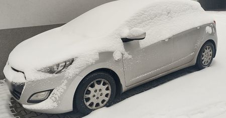 Mandat za nieodśnieżone auto. Kara może być bardzo dotkliwa