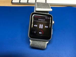 Apple Watch jako pilot może zarządzać odtwarzaniem muzyki z telefonu lub komputera. Funkcja bardzo wygodna w środkach komunikacji miejskiej, gdy wygodniej coś przełączyć na zegarku niż szukać telefonu.