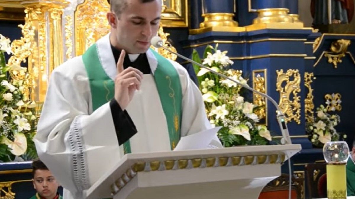 Ksiądz Sebastian o kwiatach na grobie zmarłego. Czy muszą stać 6 tygodni? 