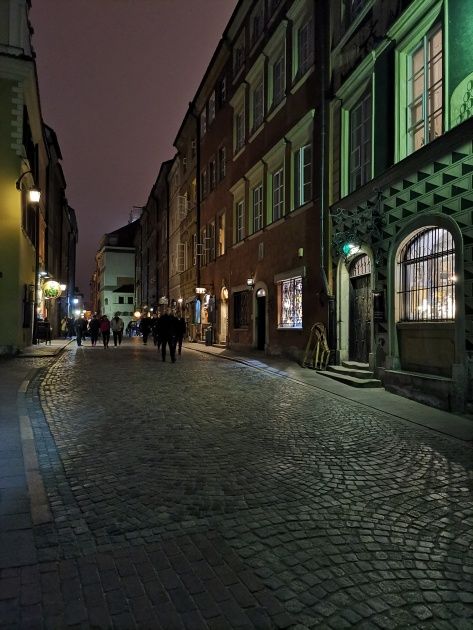 Honor View 20 - zdjęcia nocne uliczka ciemno
