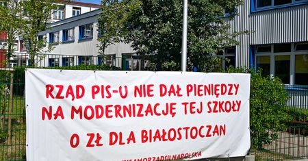 Radny PiS oburzony banerami na szkołach. Białystok nie chce się ich pozbywać