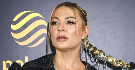 Weszła w mini z rozcięciem. Cieliste szpilki były "wisienką na torcie"
