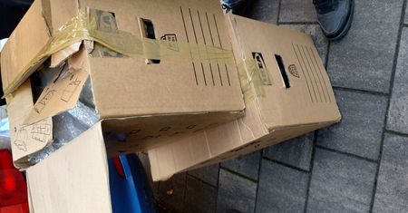 Nieśli kartony przez centrum Gdańska. Policjanci odkryli, co było w środku