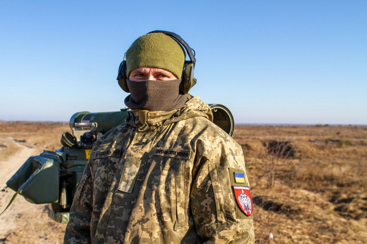 Ukraiński żołnierz na tle systemu przeciwlotniczego RBS-70.