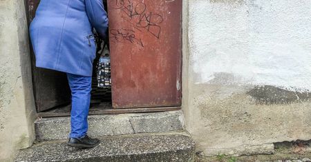 Pracowała w MOPS-ie. Mówi, co dzieje się w "dobrych domach"