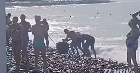 Nagranie z Rosji. Trudno uwierzyć, co wyciągnęli plażowicze z wody