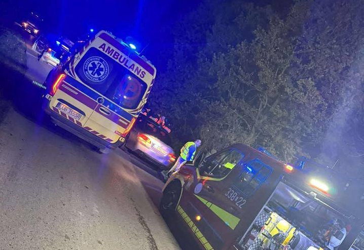 Kia uderzyła w drzewo, kierowca z pasażerami uciekli pieszo. W samochodzie znaleziono ślady krwi (zdjęcia)