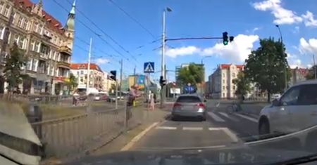 Szczecin. Rowerem prosto w auto. Uderzył i próbował uciec