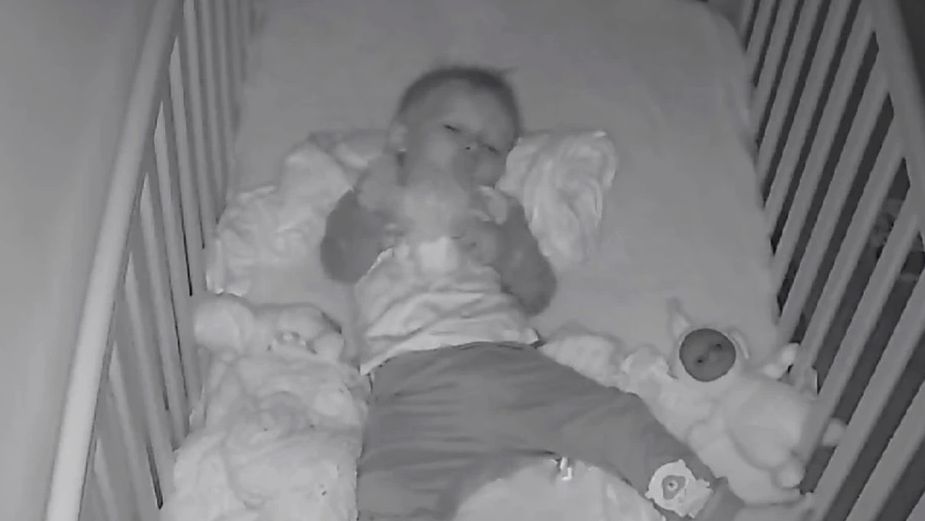 Dwulatek zaczął się dziwnie zachowywać. Wszystko przez elektroniczną nianię