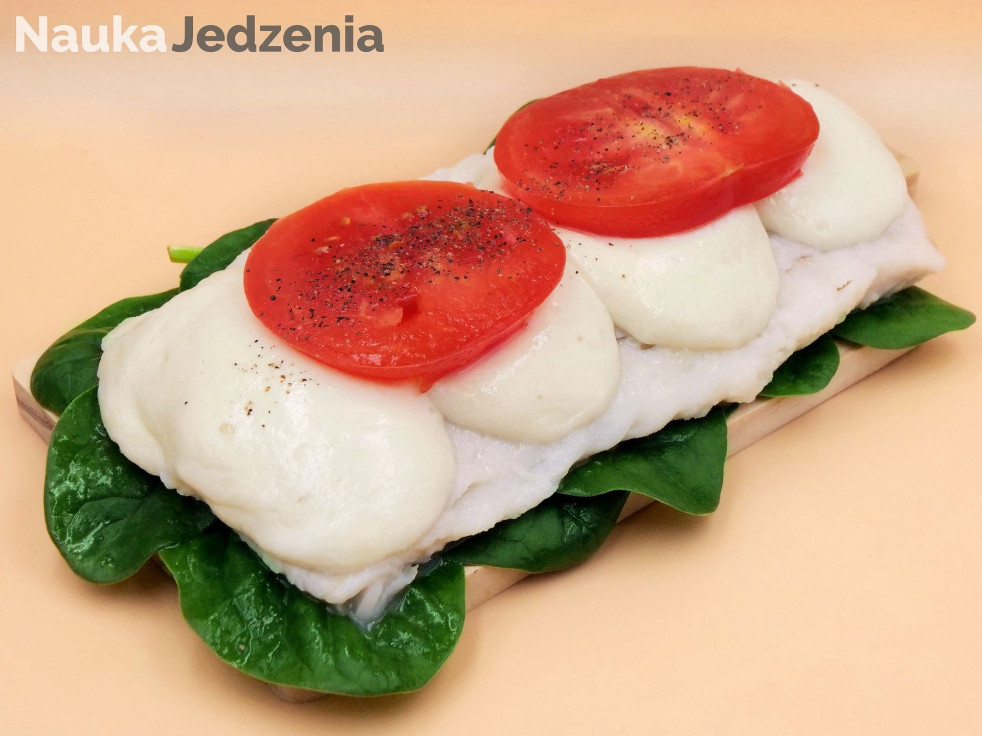 Dorsz ze szpinakiem, mozzarellą i pomidorami