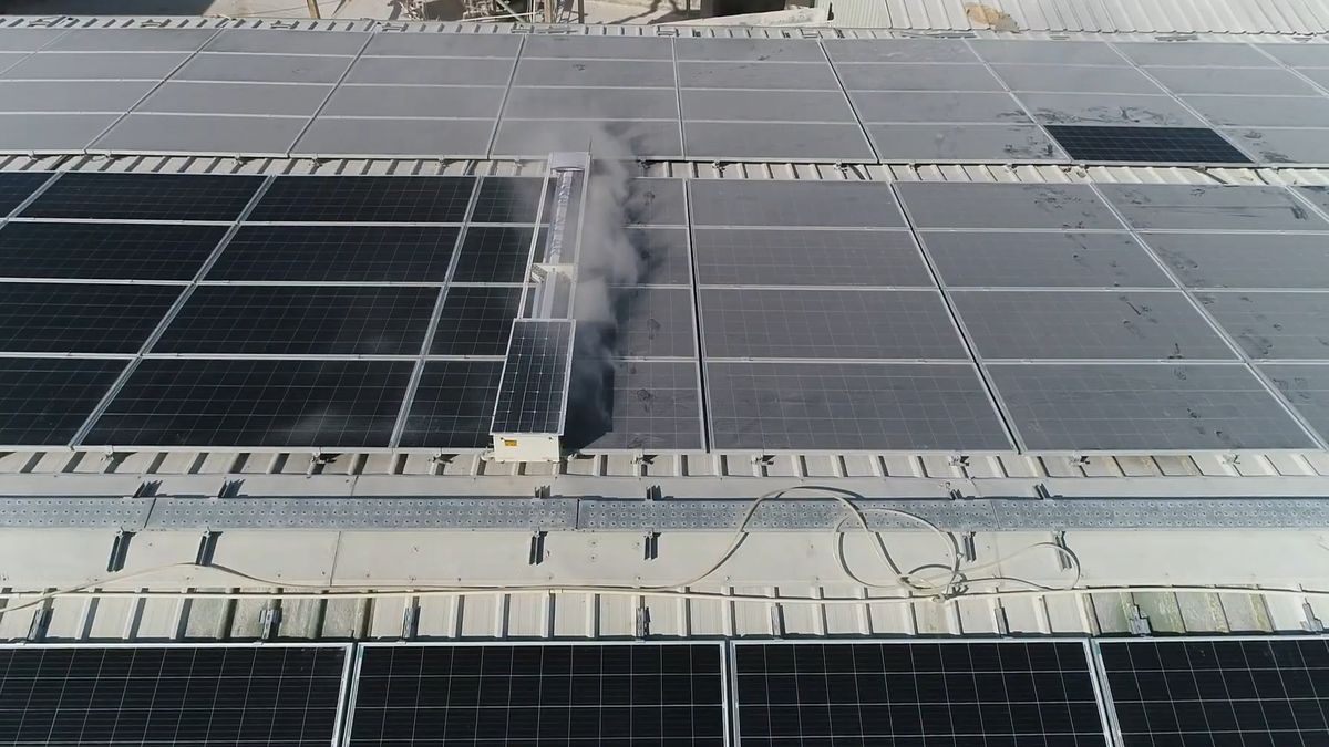 Czyszczenie paneli fotowoltaicznych. Można wykorzystać robota