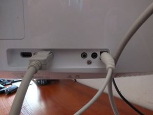 ...z drugiej strony nóżki mamy HDMI 2.0, DisplayPort, wejscia słuchawkowe i zasilanie.