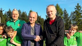 Staranował ogrodzenie i wjechał na murawę. Artur Rojek wyszedł z tego z klasą