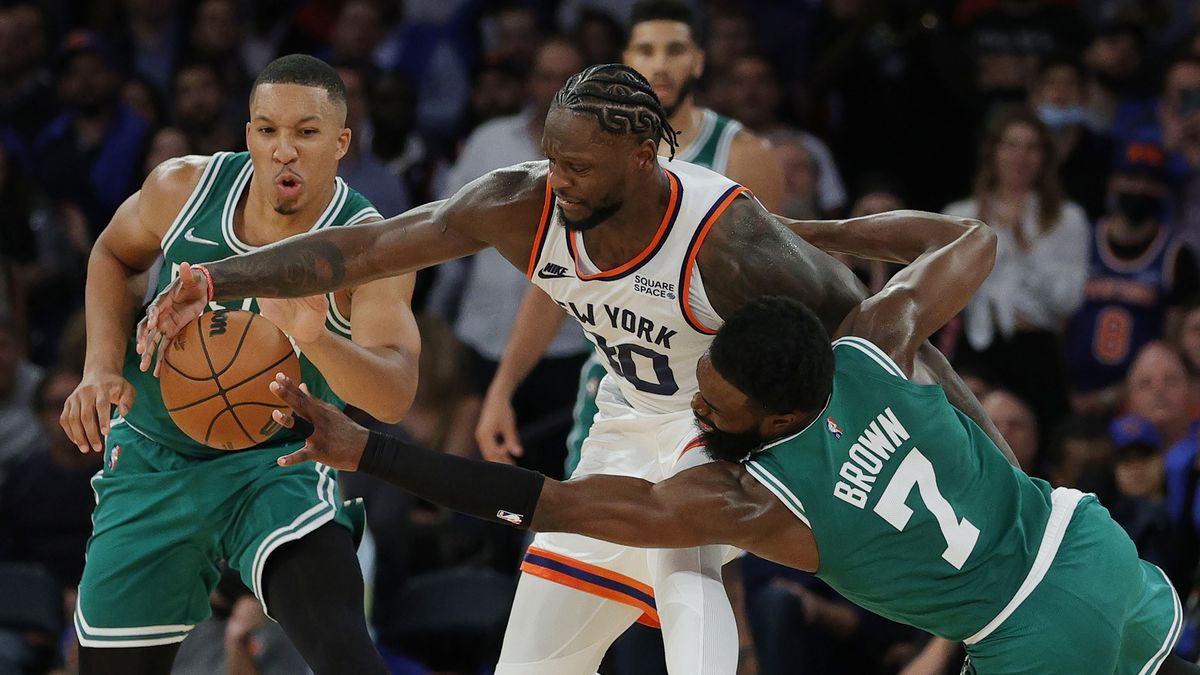 Getty Images / Sarah Stier / Na zdjęciu: Julius Randle (w środku) w walce o piłkę z Jaylene Brownem