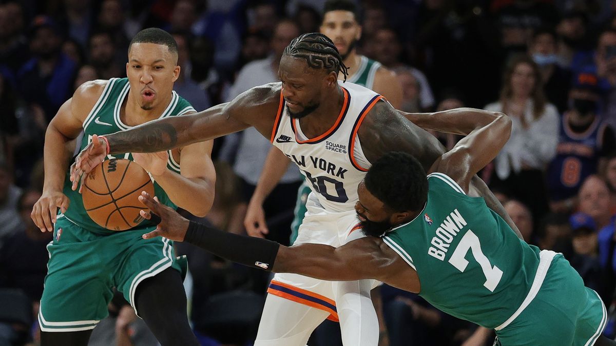 Zdjęcie okładkowe artykułu: Getty Images / Sarah Stier / Na zdjęciu: Julius Randle (w środku) w walce o piłkę z Jaylene Brownem