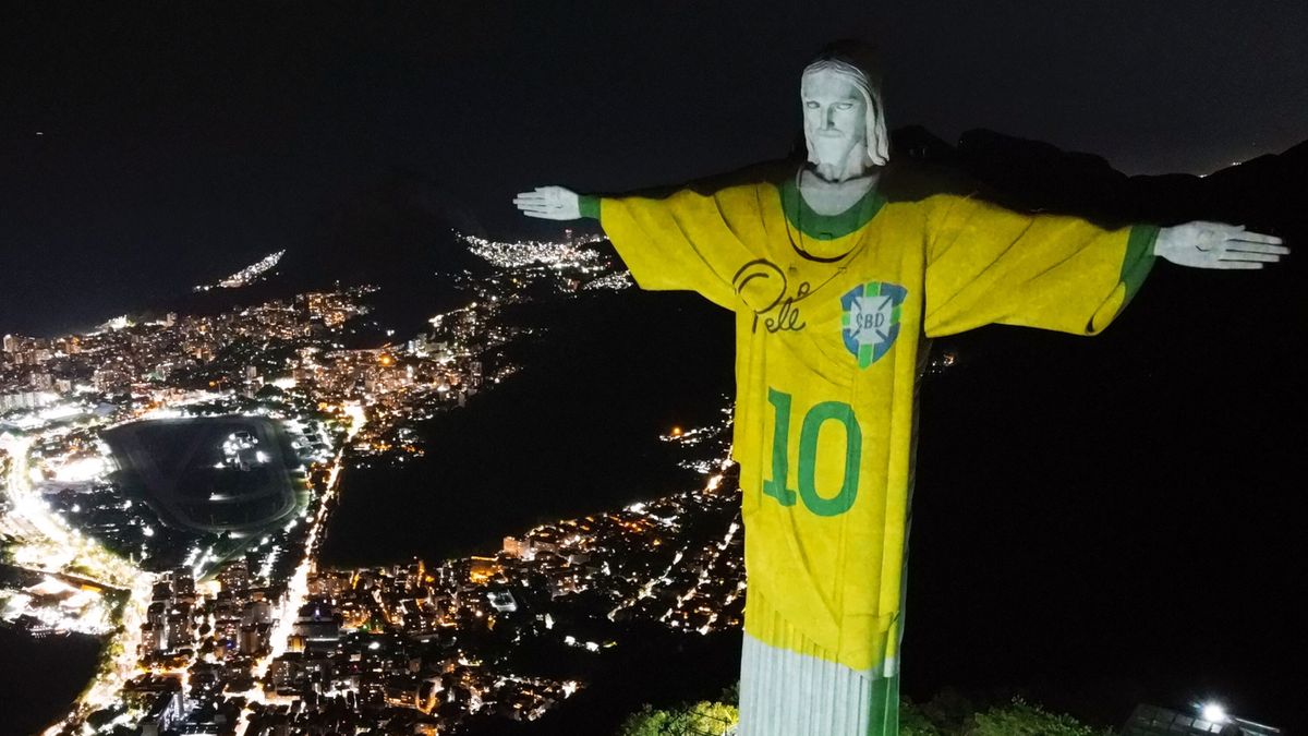 statua Jezusa z Rio de Janeiro w koszulce Pele z reprezentacji Brazylii