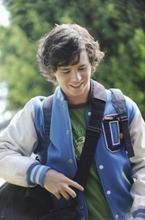 Charlie McDermott u boku Ruperta Grinta