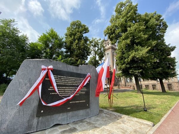 Śląskie. Obelisk z tablicą, upamiętniające więźniów dawnego niemieckiego obozu i więzienia w Sosnowcu znajduje się przy ulicy 1 Maja.