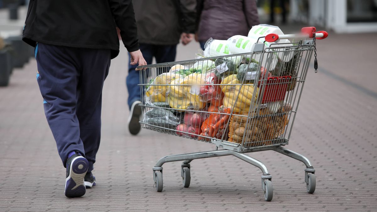 zakupy
Warszawa, 12.03.2020. Mieszka�cy po zakupach w jednym z supermarket�w w Warszawie, 12 bm. W Polsce ludzie masowo ruszyli po zakupy by zrobi� zapasy w zwi�zku z rozprzestrzenianiem si� koronawirusa. (ls/doro) PAP/Leszek Szyma�ski
Leszek Szyma�ski
banany, coronavirus, covid 19, covid-19, epidemia, koronawirus, marchew, market, owoce, pandemia, pomara�cze, r�czniki papierowe, SARS-CoV-2, sklep, supermarket, warzywa, w�zek sklepowy, zakupy, zapasy, ziemniaki