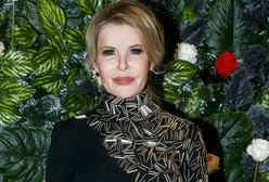 Joanna Racewicz w zabudowanej sukni na gali. Tył kreacji robi wrażenie