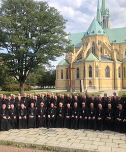 Koronawirus w Polsce. Biskupi bez maseczek i dystansu. Episkopat tłumaczy