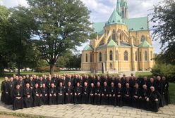 Koronawirus w Polsce. Biskupi bez maseczek i dystansu. Episkopat tłumaczy